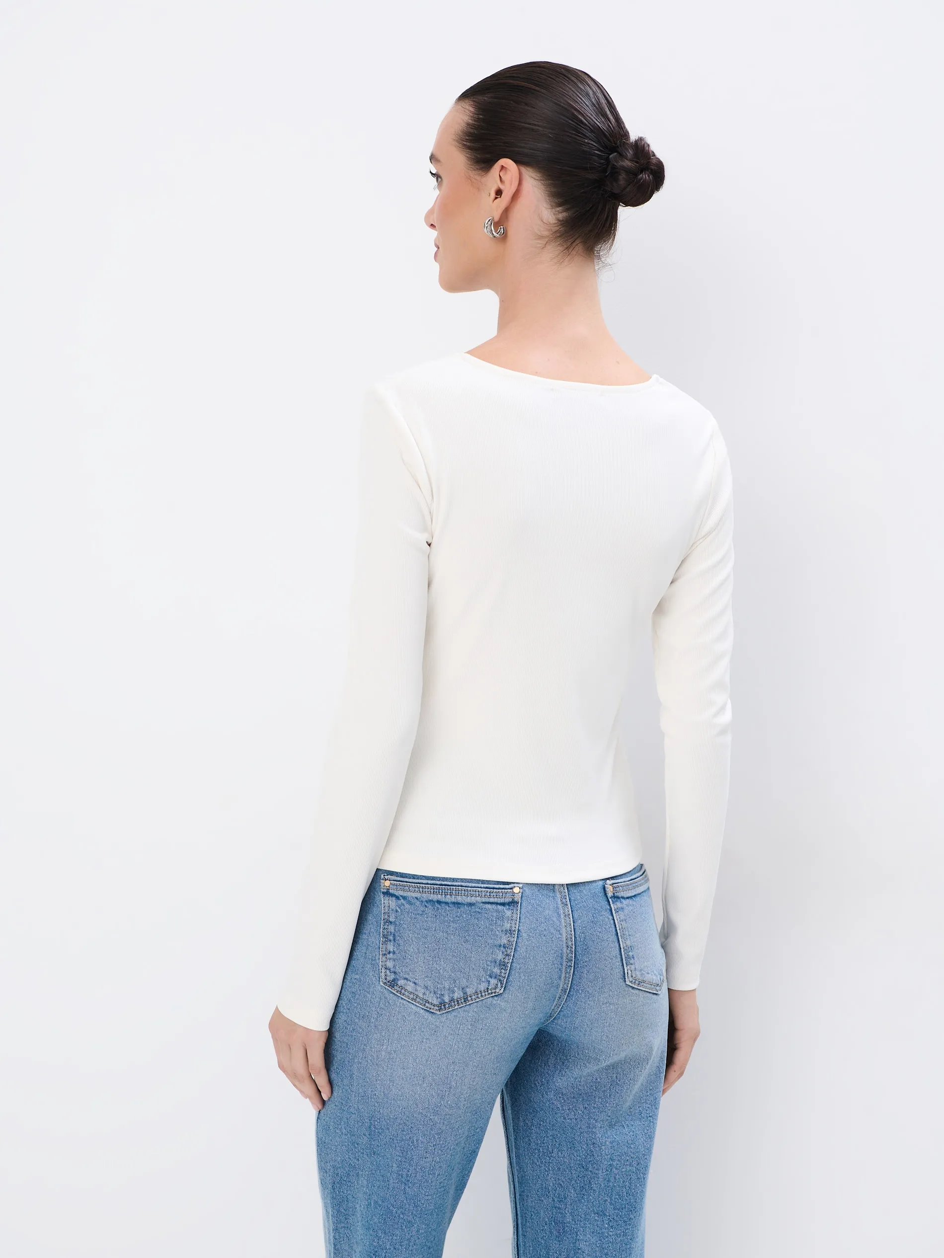 Blusa con scollo asimmetrico